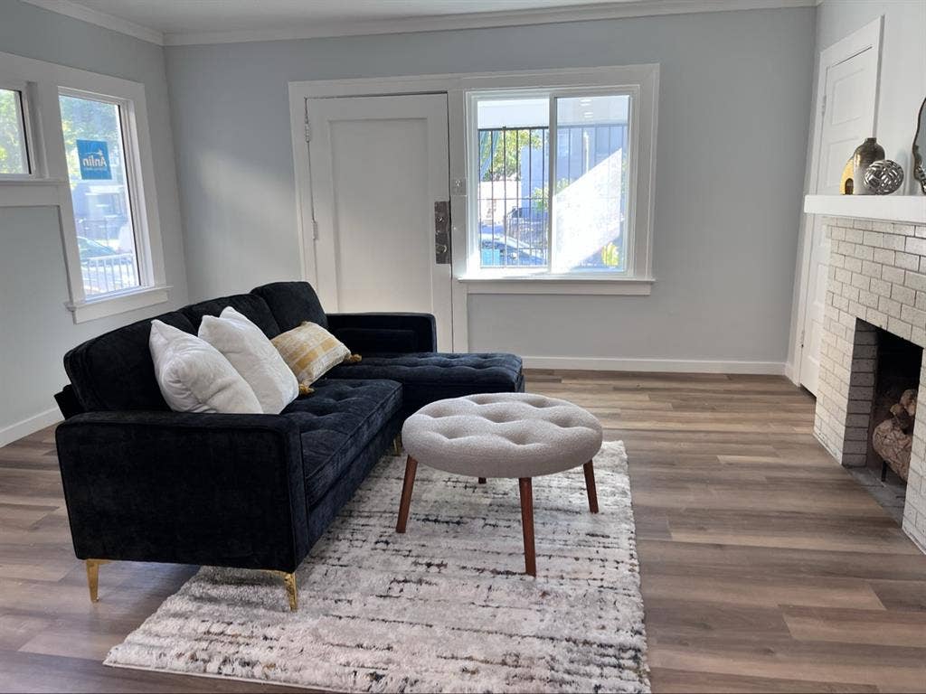 Prime location- Private Room!