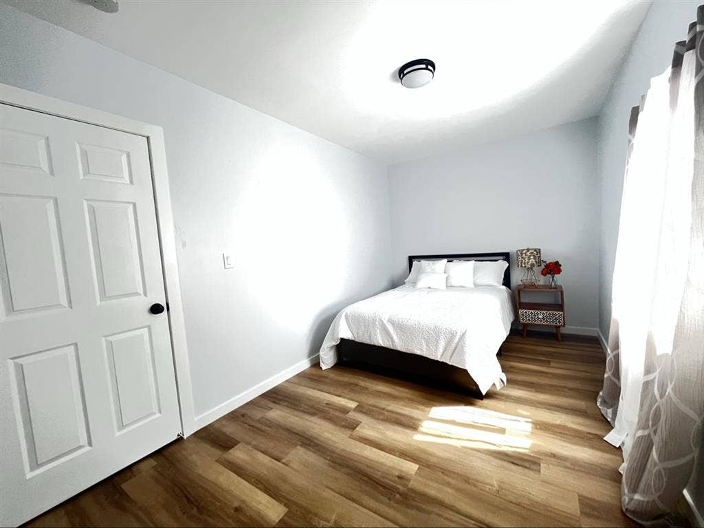 Prime location- Private Room!