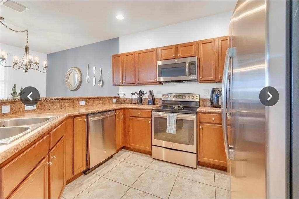 SPACIOUS FURNISHED MASTER BEDROOM