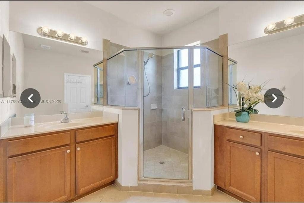 SPACIOUS FURNISHED MASTER BEDROOM