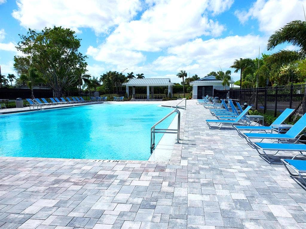 Large Studio in West Boca Raton