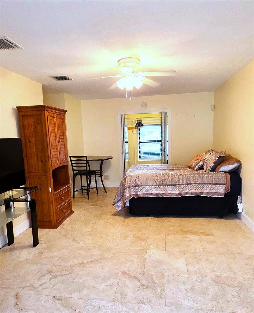 Large Studio in West Boca Raton