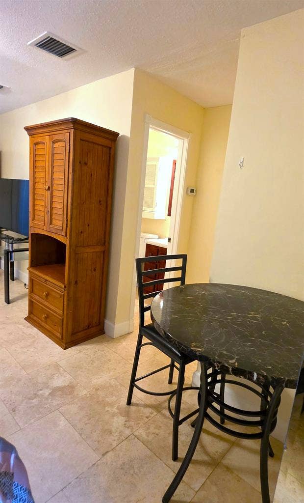Large Studio in West Boca Raton