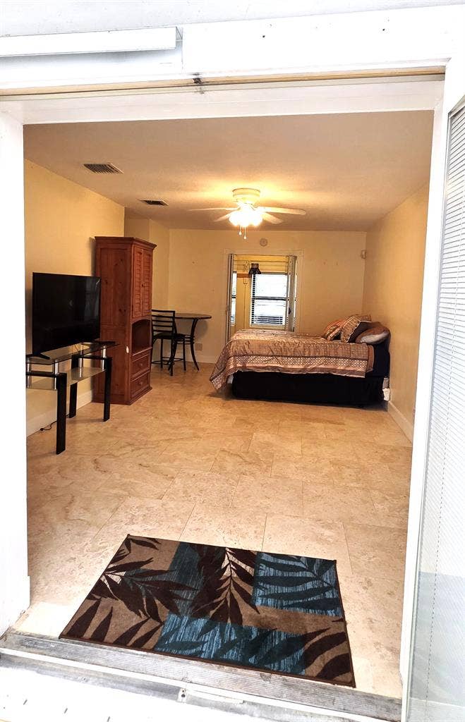Large Studio in West Boca Raton