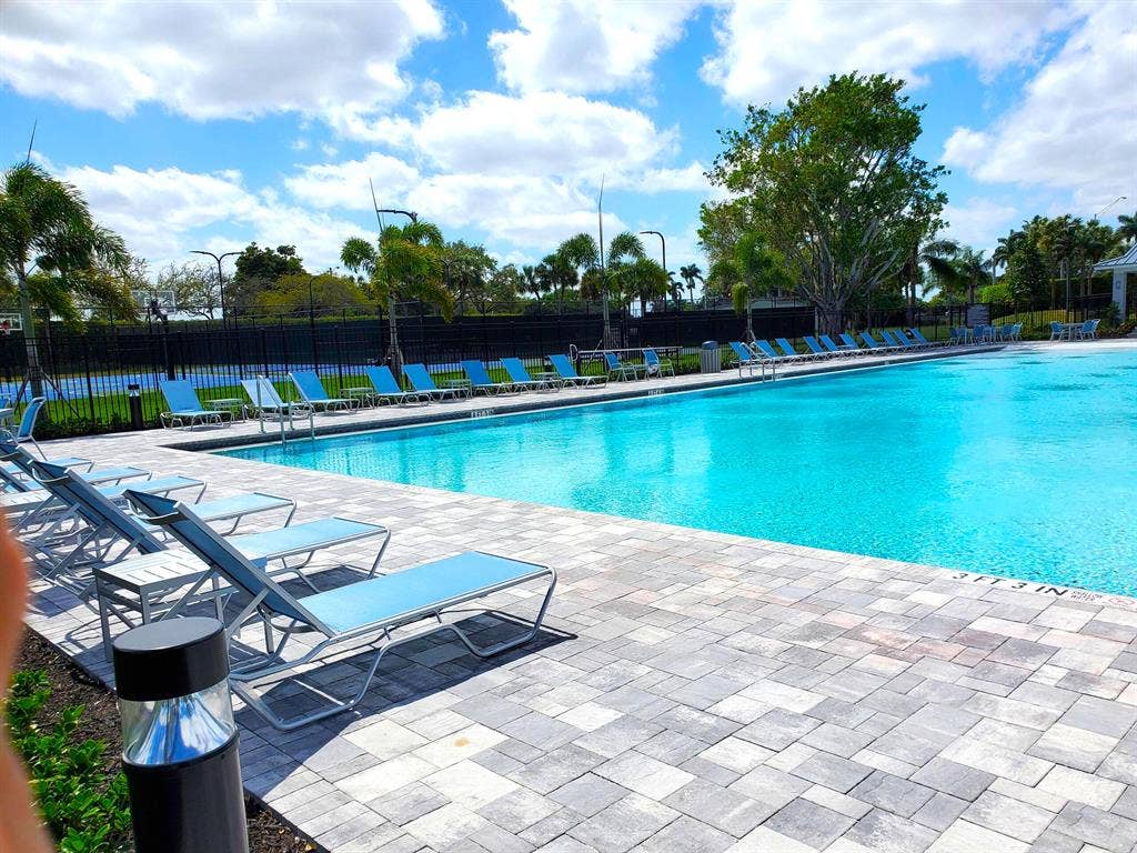 Large Studio in West Boca Raton