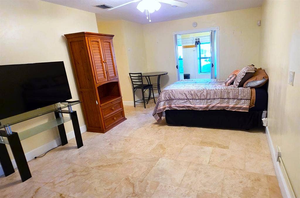 Large Studio in West Boca Raton