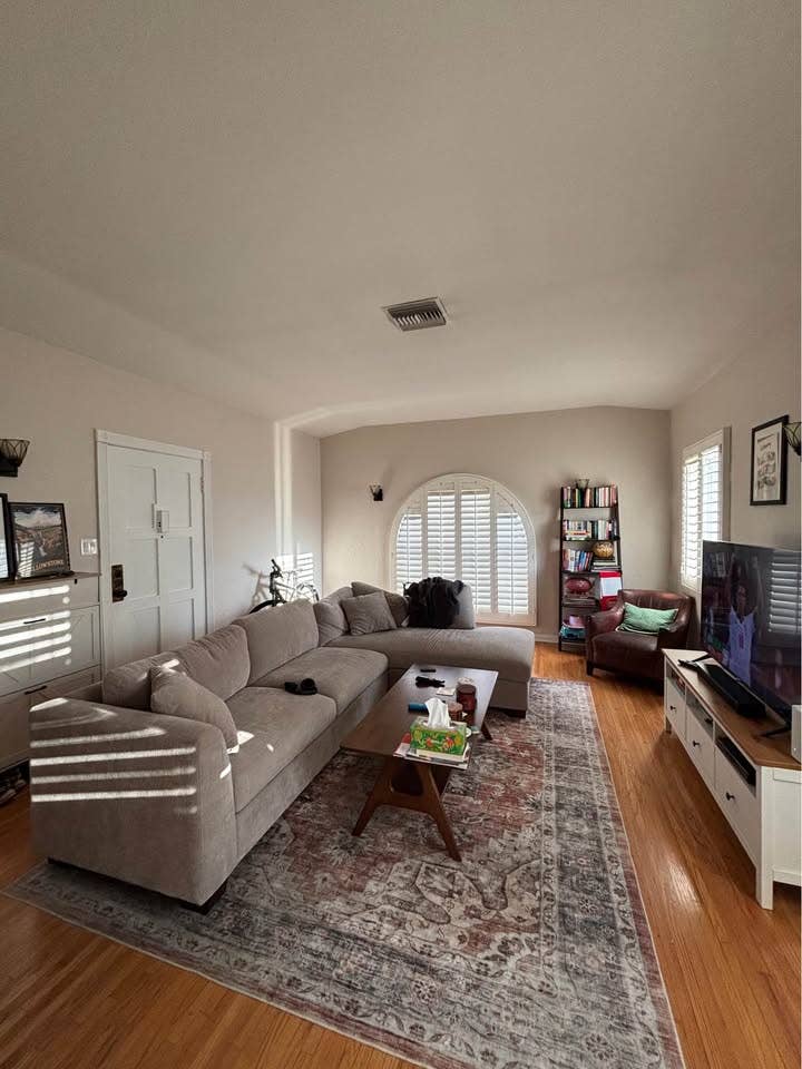 Beautiful room in a 2bd 1 bath