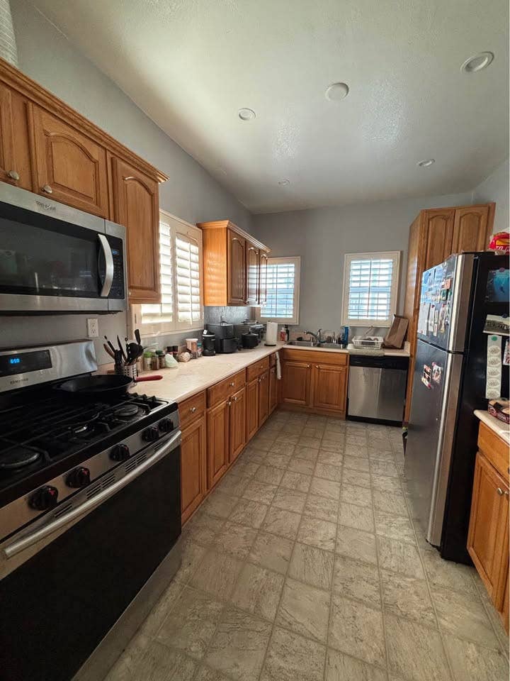 Beautiful room in a 2bd 1 bath