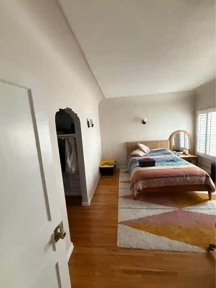 Beautiful room in a 2bd 1 bath