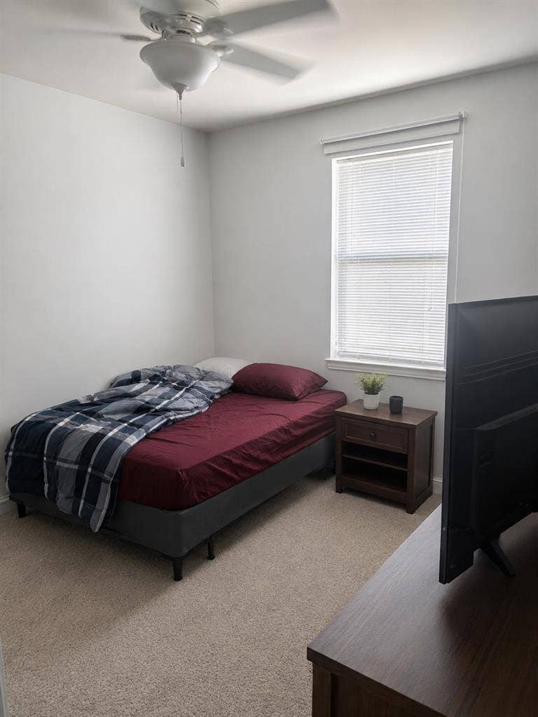 Looking for guy roommate