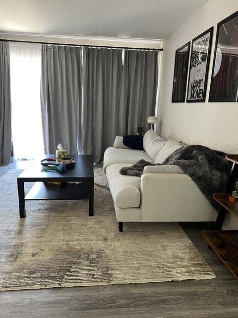 Room for rent in townhouse