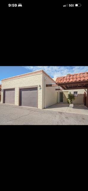Room for rent in townhouse