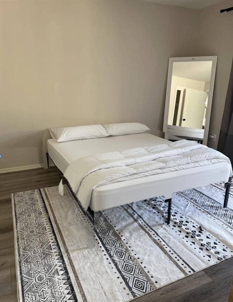 Room for rent in townhouse