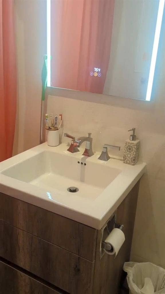 Looking for a Female Roommate