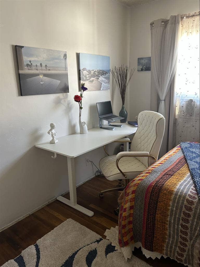 Furnished room in Burbank, CA