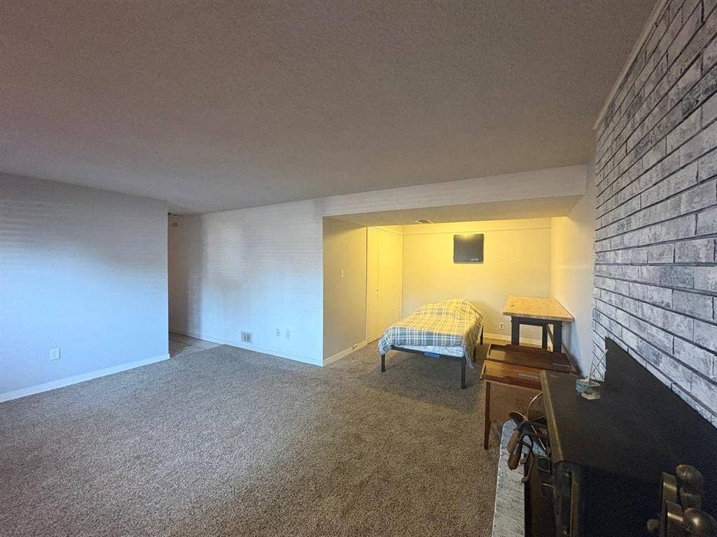 Private 1BR/1BA Basement Suite +Pet