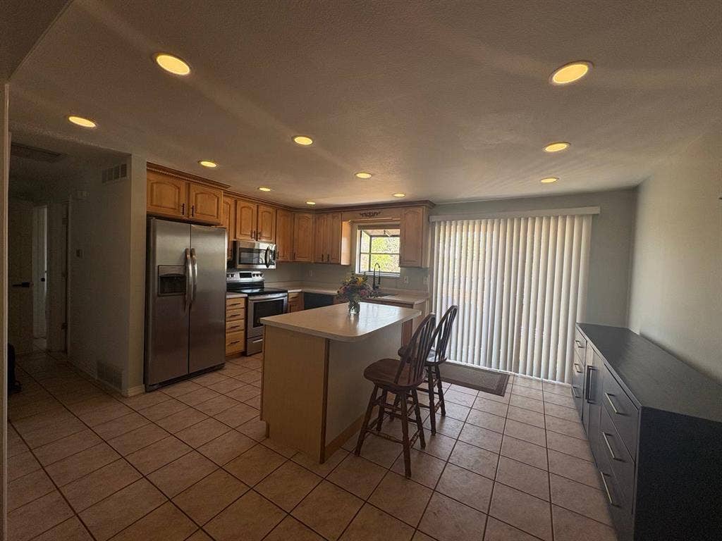 Private 1BR/1BA Basement Suite +Pet
