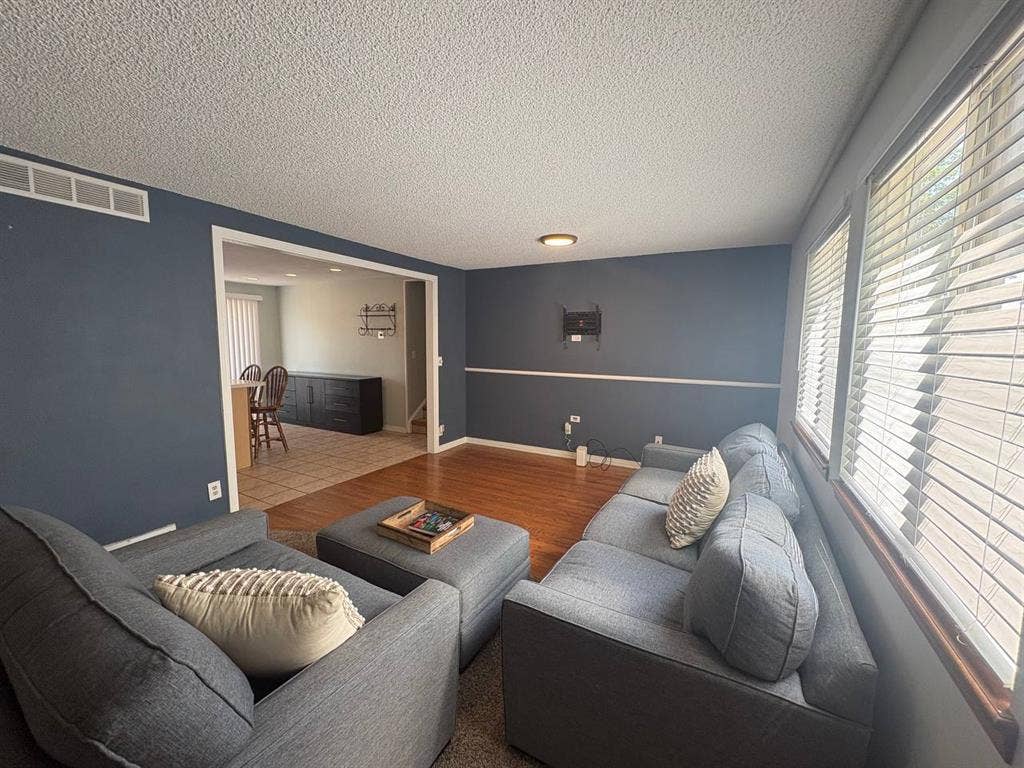 Private 1BR/1BA Basement Suite +Pet