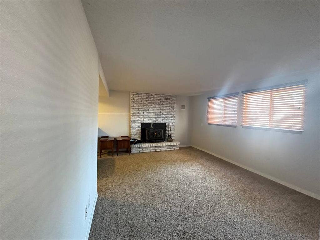 Private 1BR/1BA Basement Suite +Pet
