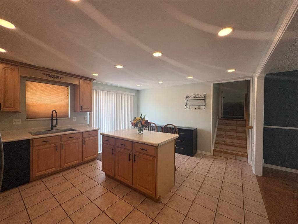 Private 1BR/1BA Basement Suite +Pet