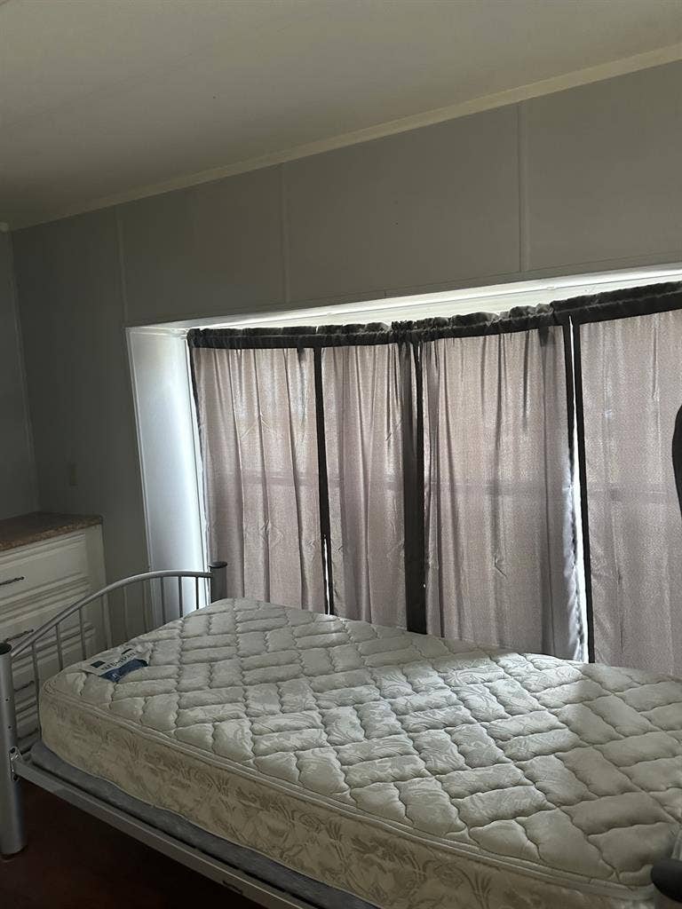 Looking for female roommatees