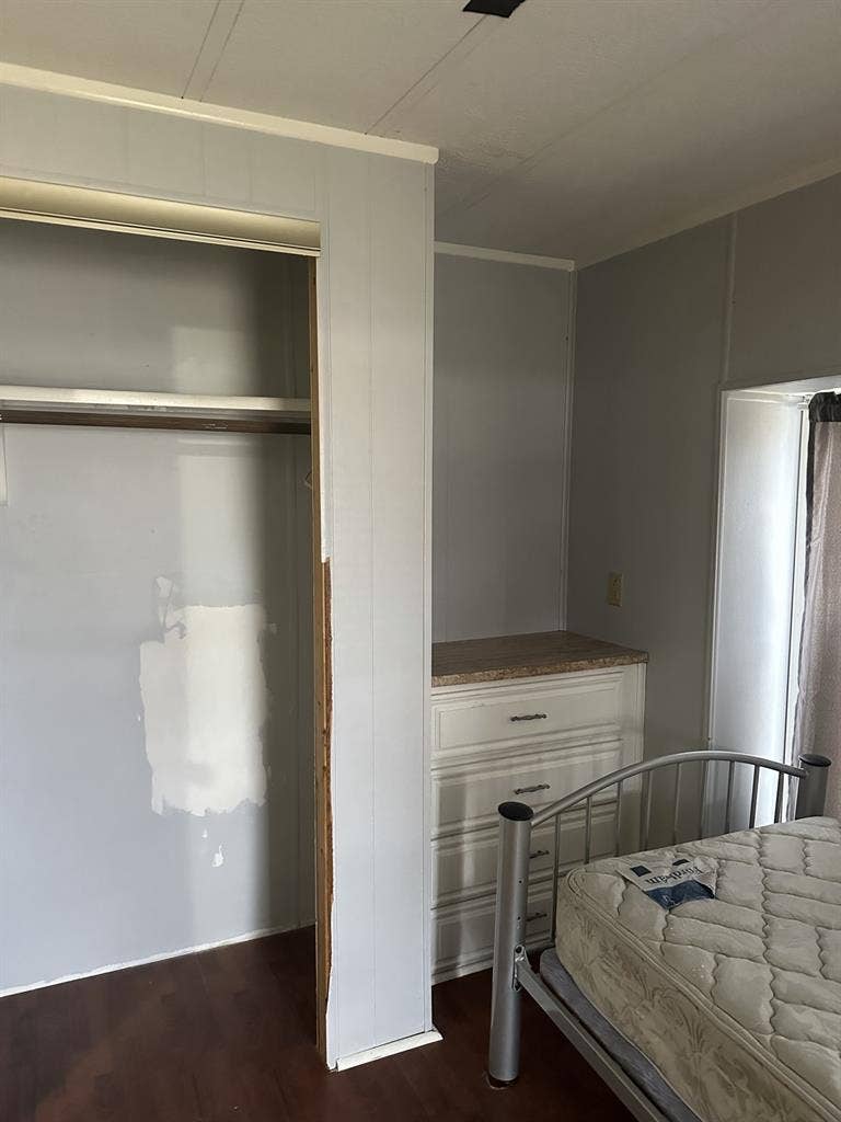 Looking for female roommatees