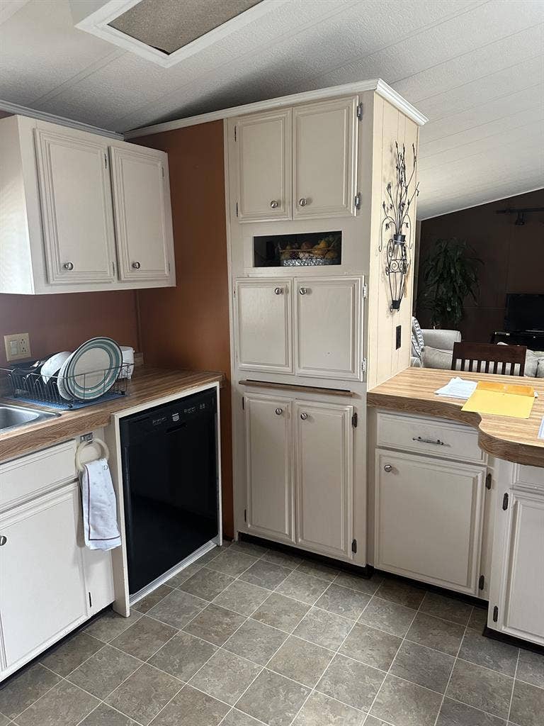 Looking for female roommatees