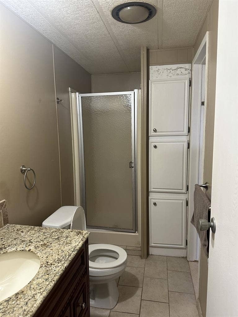 Looking for female roommatees