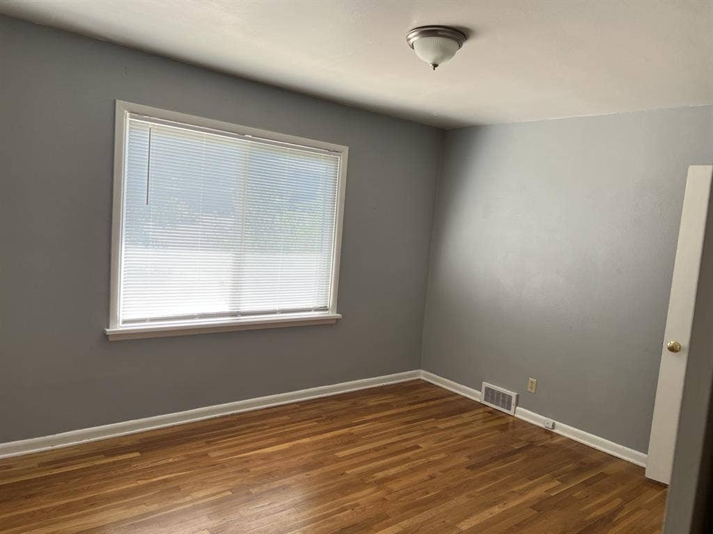 Room available in central Springs