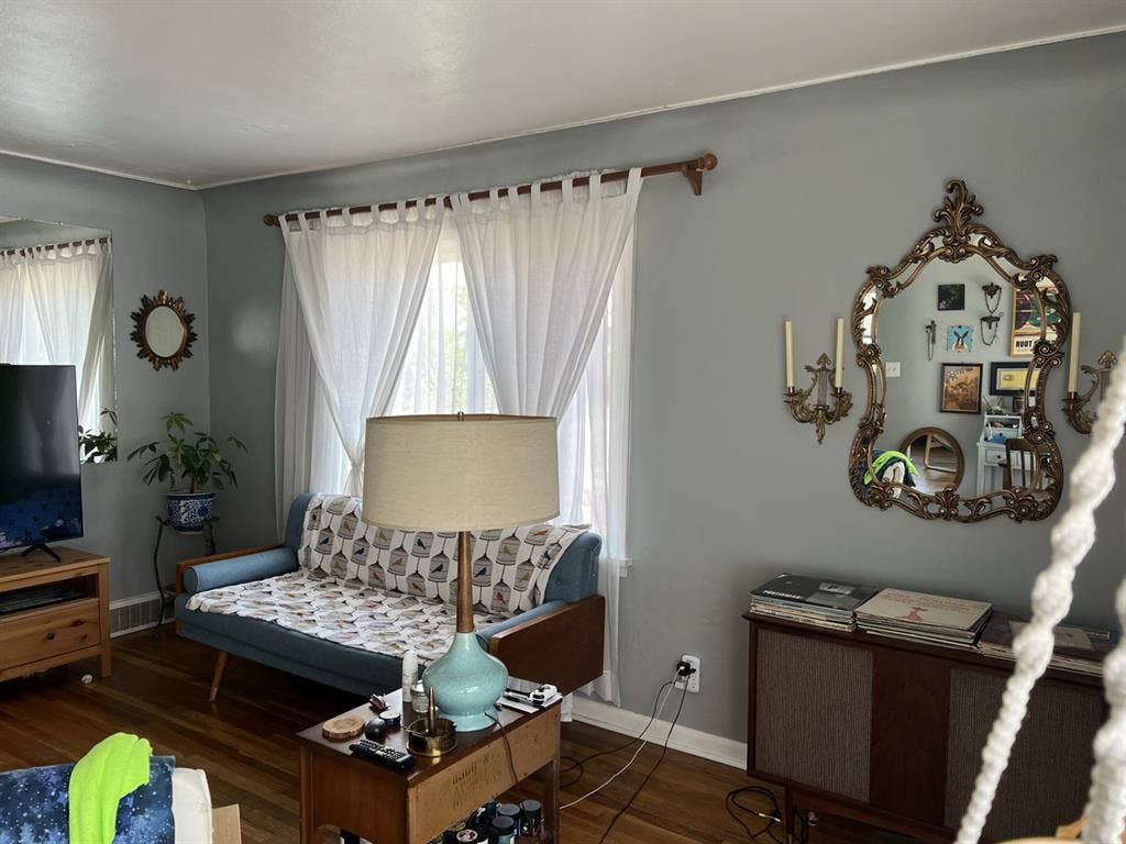 Room available in central Springs