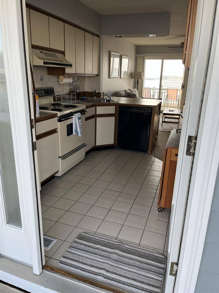 Bay front Condo w BEAUTIFUL Sunsets