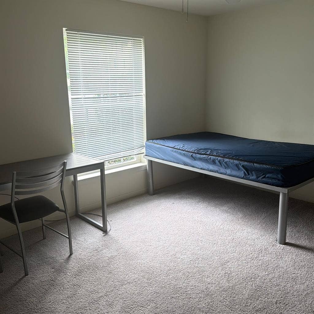 Cheap apt with amenities
