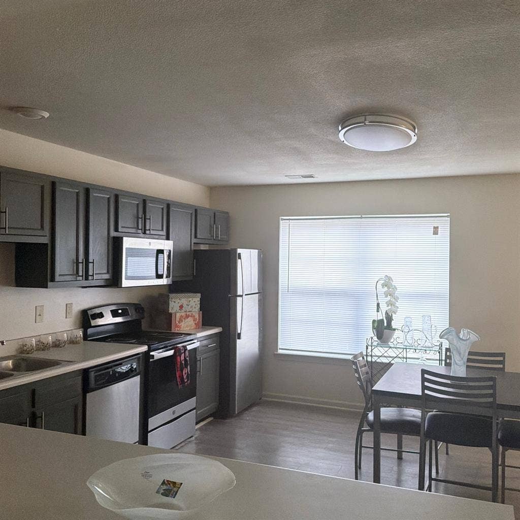 Cheap apt with amenities