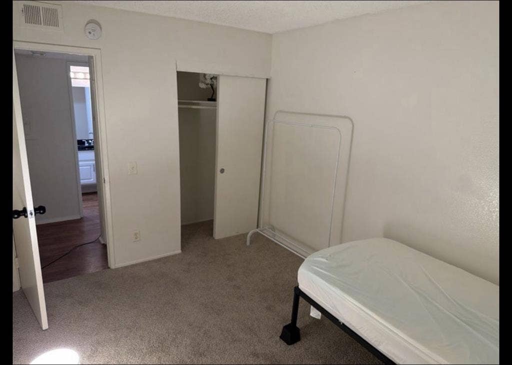 Bedroom/private bath (Oceanside)