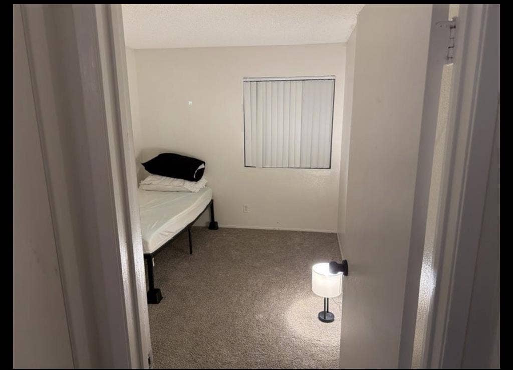 Bedroom/private bath (Oceanside)