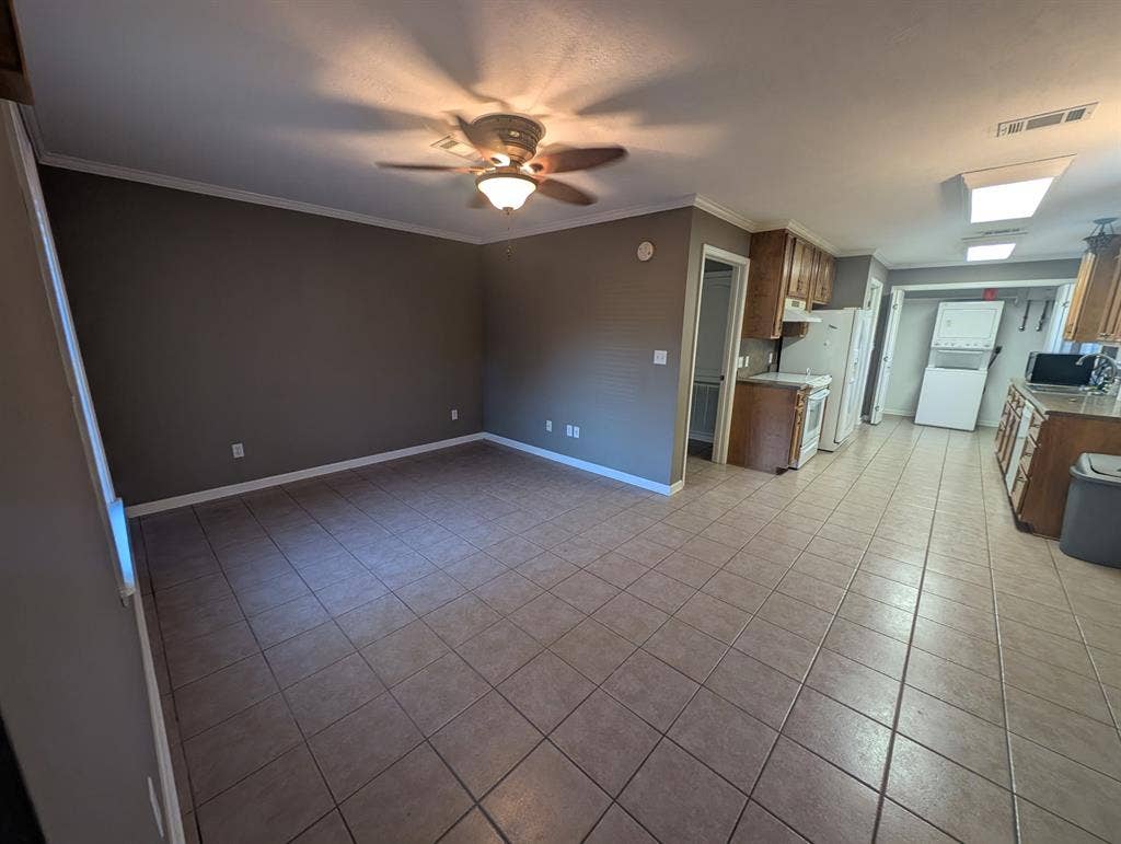 1bed/1bath 1100sq ft. Private apt