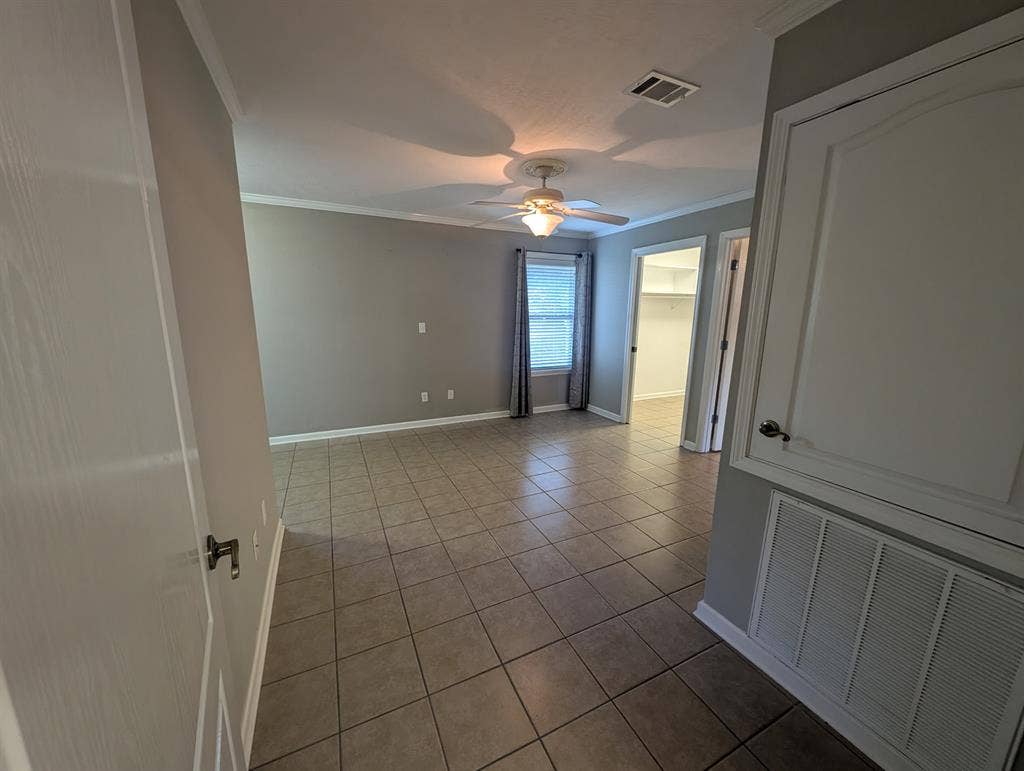 1bed/1bath 1100sq ft. Private apt