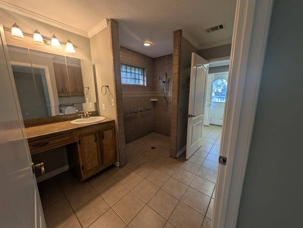 1bed/1bath 1100sq ft. Private apt
