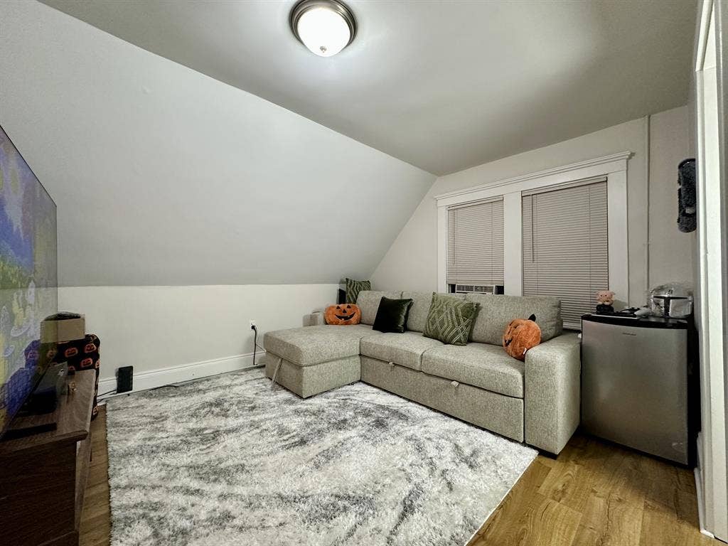 Downtown Salem room available!