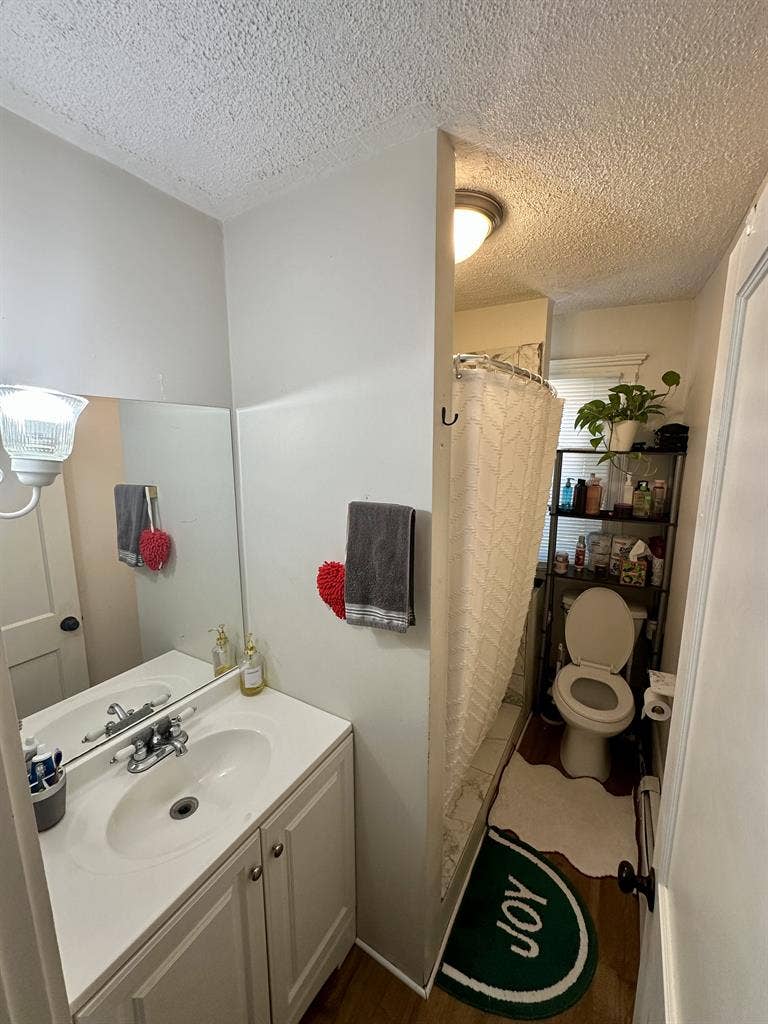 Downtown Salem room available!