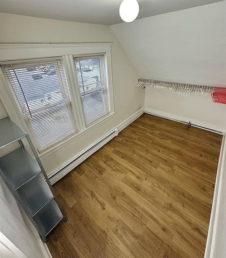 Downtown Salem room available!
