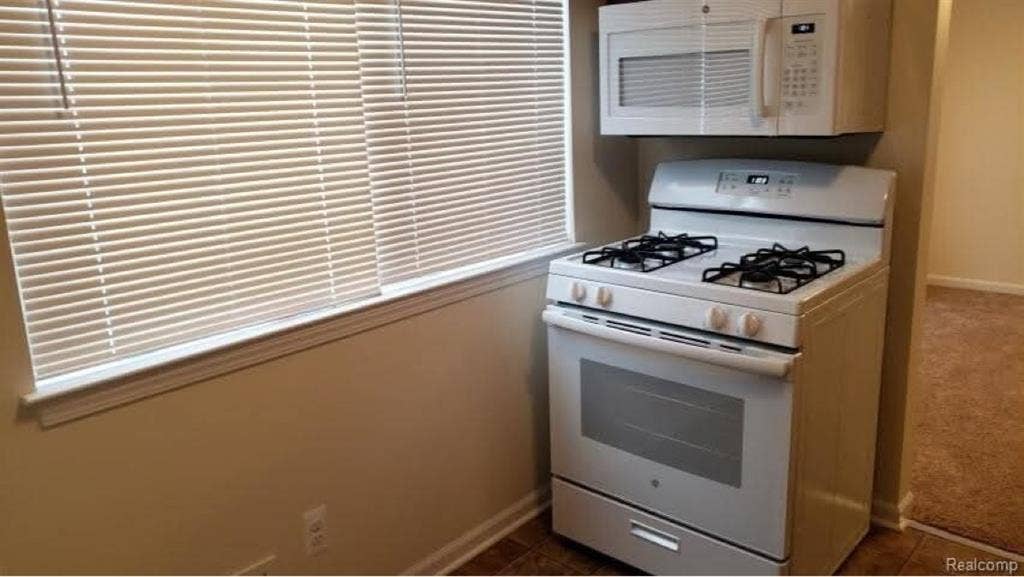 ISO roommate includes utilities