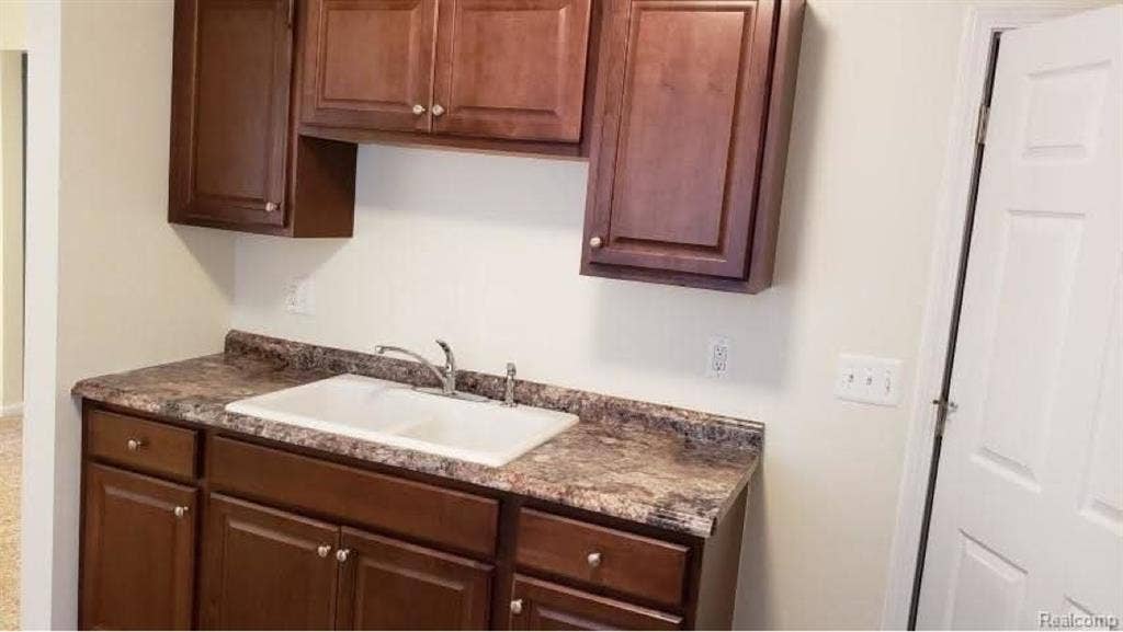 ISO roommate includes utilities
