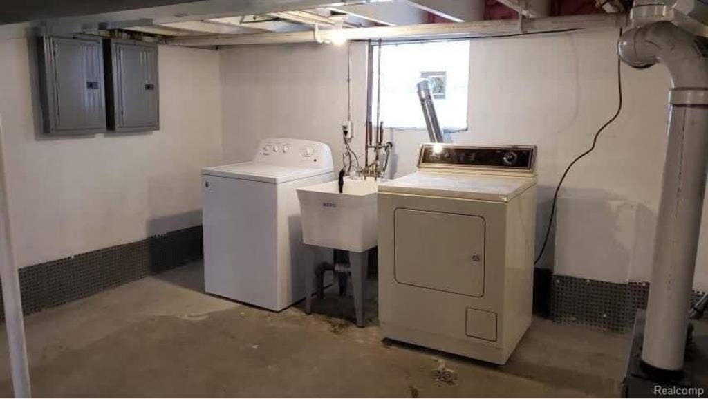 ISO roommate includes utilities