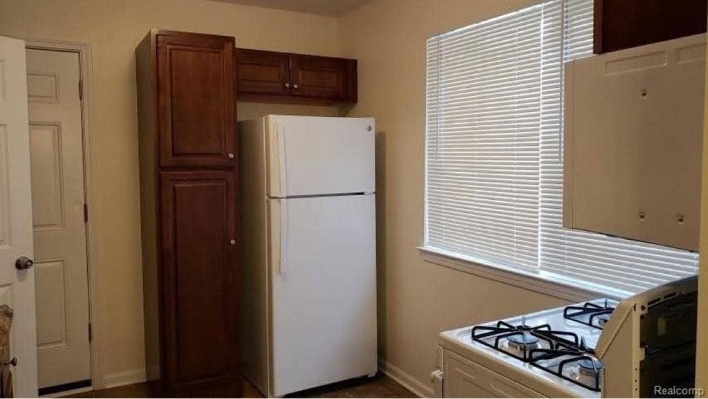 ISO roommate includes utilities