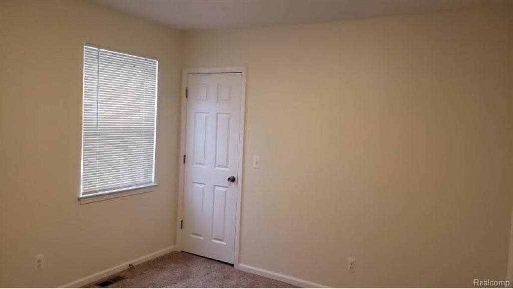 ISO roommate includes utilities