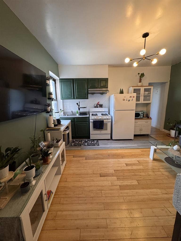 Furnished Room Available Now!!