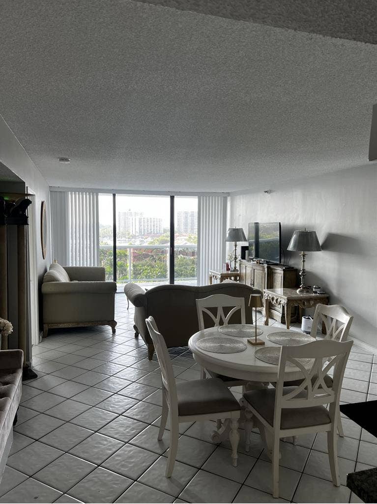 Aventura room rent East countryClub