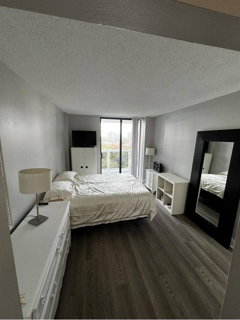 Aventura room rent East countryClub