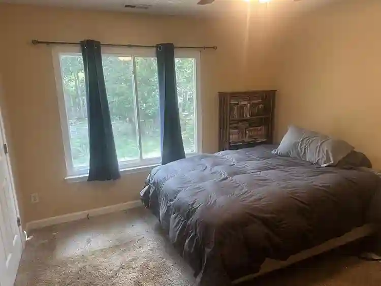 Looking for roomate to share house